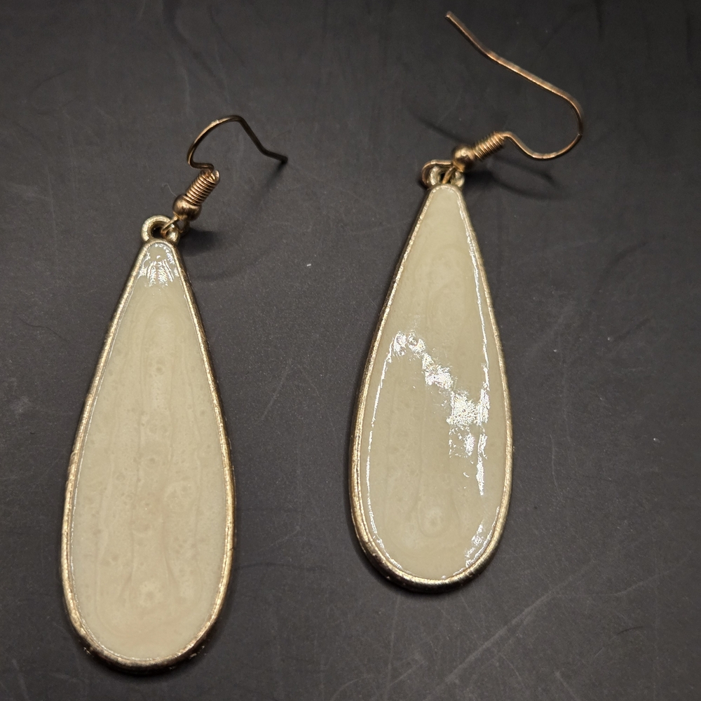 Vintage Teardrop Dangle Earrings – Cream Resin & Gold Tone – Minimalist Retro